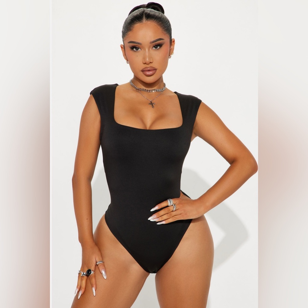 FashionNova Elegant Black Women's Bodysuit 🖤